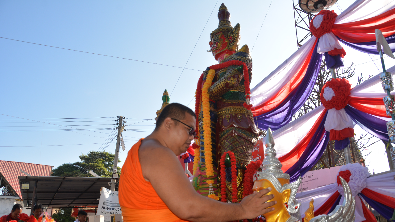 คนแห่แก้บน "ท้าวเวสสุวรรณ" วัดหัวโพธิ์ ยิ้มหวานได้ "เลขเด็ด" ไปลุ้นโชค