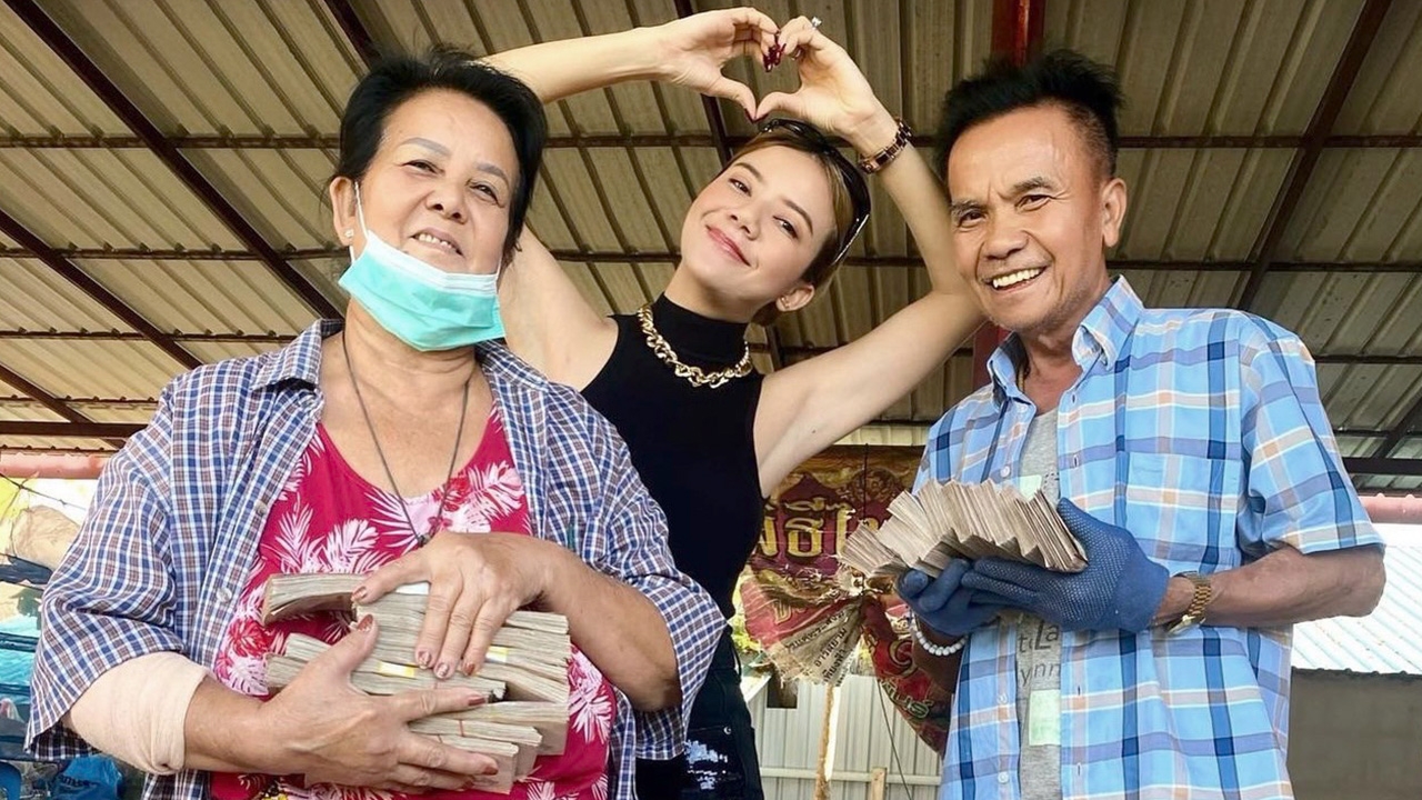 สุดกตัญญู จ๊ะ นงผณี กลับบ้านหาพ่อแม่ หอบเงินกองโตมอบเป็นของขวัญวันปีใหม่