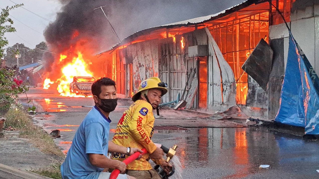 ระทึกไฟไหม้ตลาดสดที่โพธารามคนหนีอลหม่าน ยังดับไม่ได้ ตร.เร่งสอบสาเหตุ