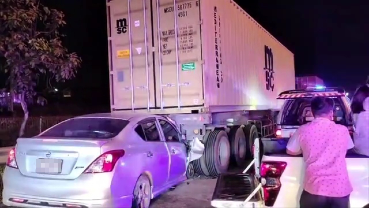 หนุ่มขับเก๋งพุ่งชนท้ายพ่วงดับสยองคาเก๋งสังเวย 7 วันอันตราย คาดหลับใน