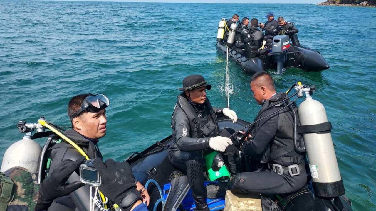 นักประดาน้ำ กองทัพเรือ ลุยหาผู้สูญหายจากเรือหลวงสุโขทัย ที่เกาะมาตรา