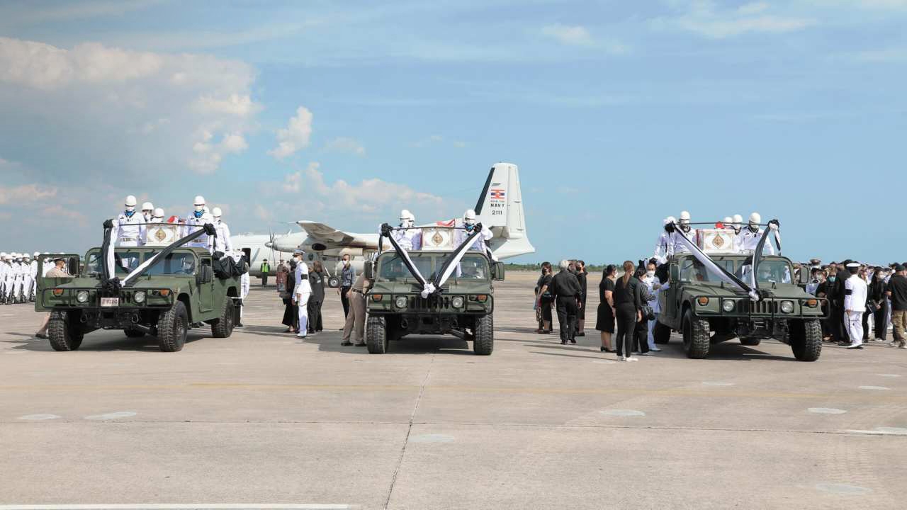 ร่างของหมอแชมป์ จ่าไพร พลฯชลัช ถึงสัตหีบ เคลื่อนไปยังฌาปนสถานกองทัพเรือ