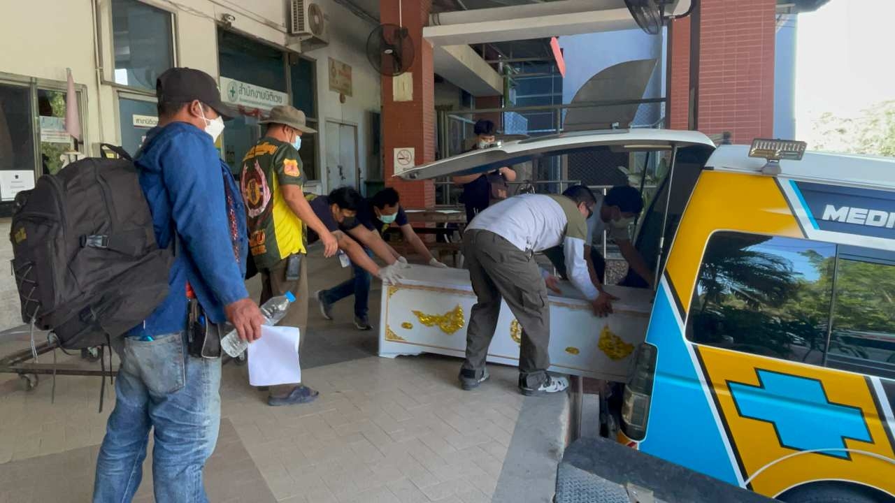 สุดเศร้าญาติร่ำไห้ รับศพ 3 ผู้เสียชีวิตรถตู้ตกคลองระพีพัฒน์ที่ปทุมธานี