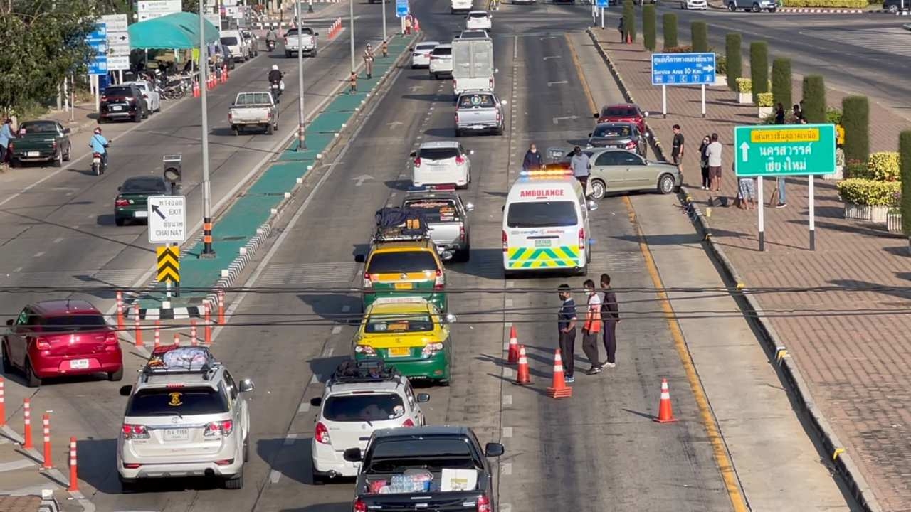 เก๋งชน 5 คันรวดถนน 340 ที่ชัยนาทติดยาว 5 กม. หนุ่มสุโขทัยอ้างหักหลบเลยชน