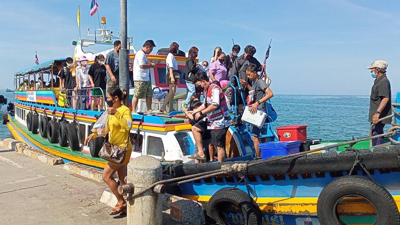 นักท่องเที่ยวแห่ลงเรือข้ามฟากไปเที่ยวเกาะสีชัง ช่วงหยุดยาวปีใหม่ 2566