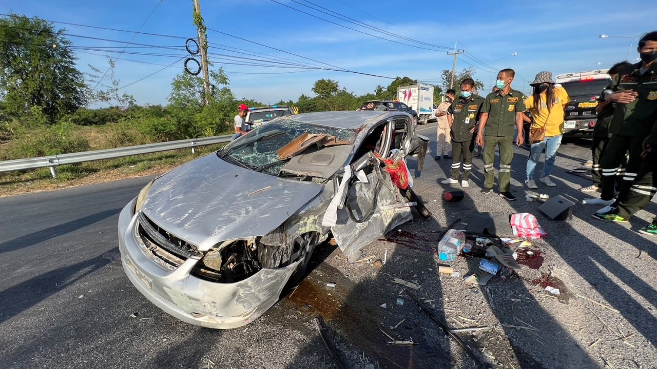 หนุ่มลพบุรีขับเก๋ง อัดแบริเออร์ดับคาโค้งแก่งเสือเต้น ถนนเลียบเขื่อนป่าสักฯ