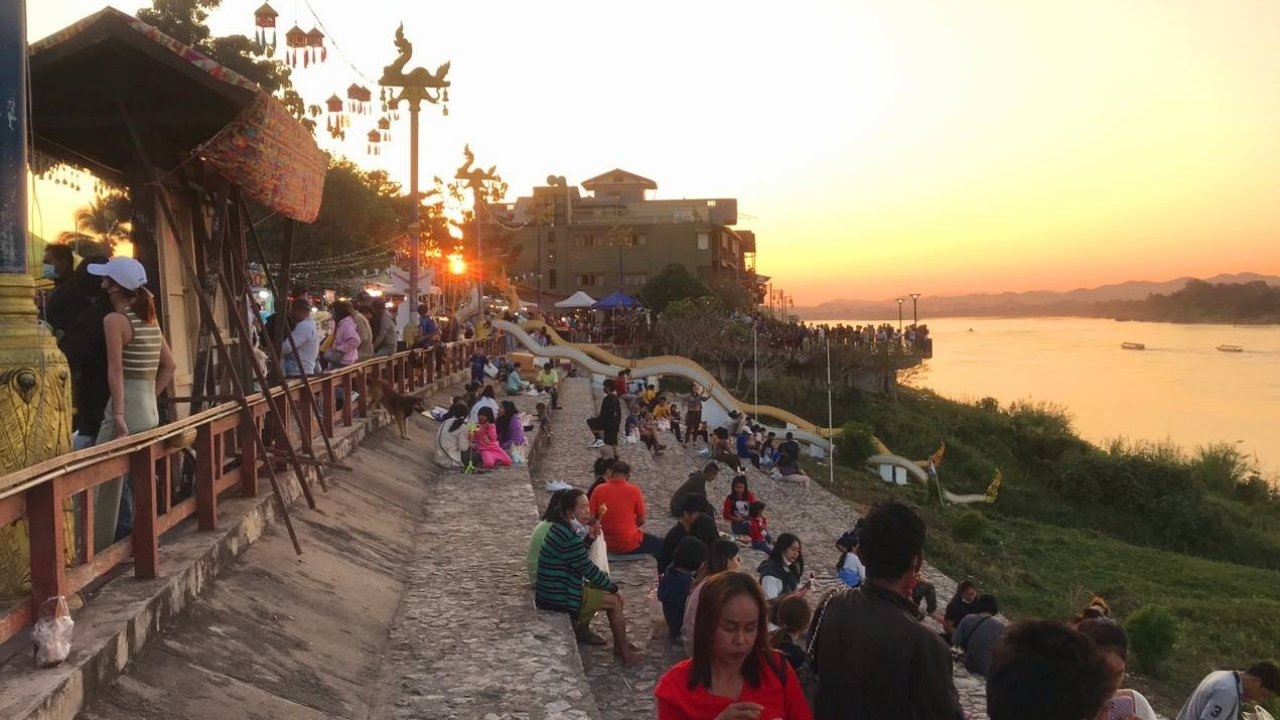 แสงสุดท้ายปี 2565 ริมโขงที่เชียงคาน ท่ามกลางคนนับหมื่นรอฉลองปีใหม่ 2566