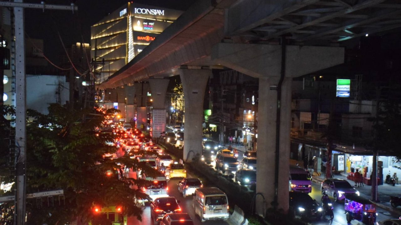 รถติดแสนสาหัส เคาต์ดาวน์ไอคอนสยาม ถนนเจริญนครอัมพาตหนัก จอดนิ่งๆ ทุกเลน