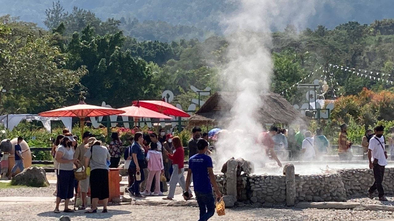 อ.แม่ออน คึกคัก นทท.กางเต็นท์ที่น้ำพุร้อนสันกำแพงรอเคาต์ดาวน์ปีใหม่ 2566