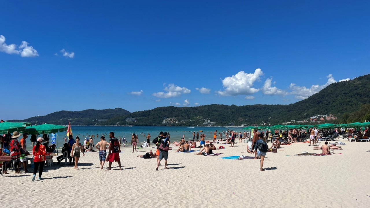 หาดป่าตองคึกคัก นักท่องเที่ยวนอนอาบแดด-เล่นน้ำส่งท้ายปีเก่าต้อนรับปีใหม่