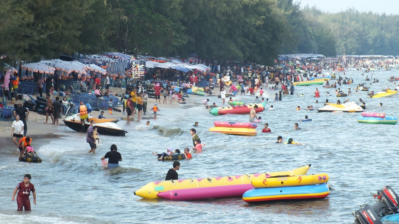 นักท่องเที่ยวแห่เที่ยวหาดชะอำ คนทะลักกว่าหมื่น บรรยากาศคึกคักส่งท้ายปีเก่า