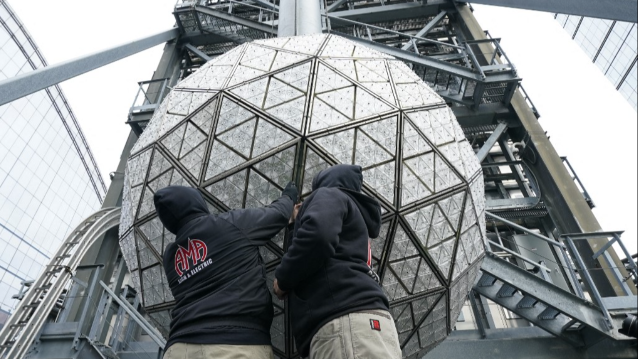 ทดสอบ "ลูกบอลคริสตัลยักษ์ไทม์สแควร์" พร้อมสำหรับงานเคาต์ดาวน์ปีใหม่