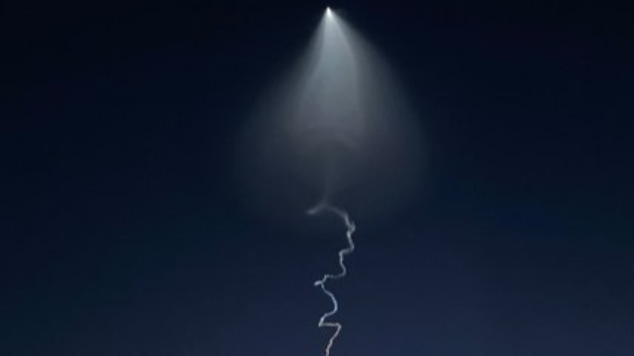 เกาหลีใต้แตกตื่นวัตถุปริศนาบนท้องฟ้าคล้าย UFO ก่อนมีคำเฉลยออกมา (คลิป)