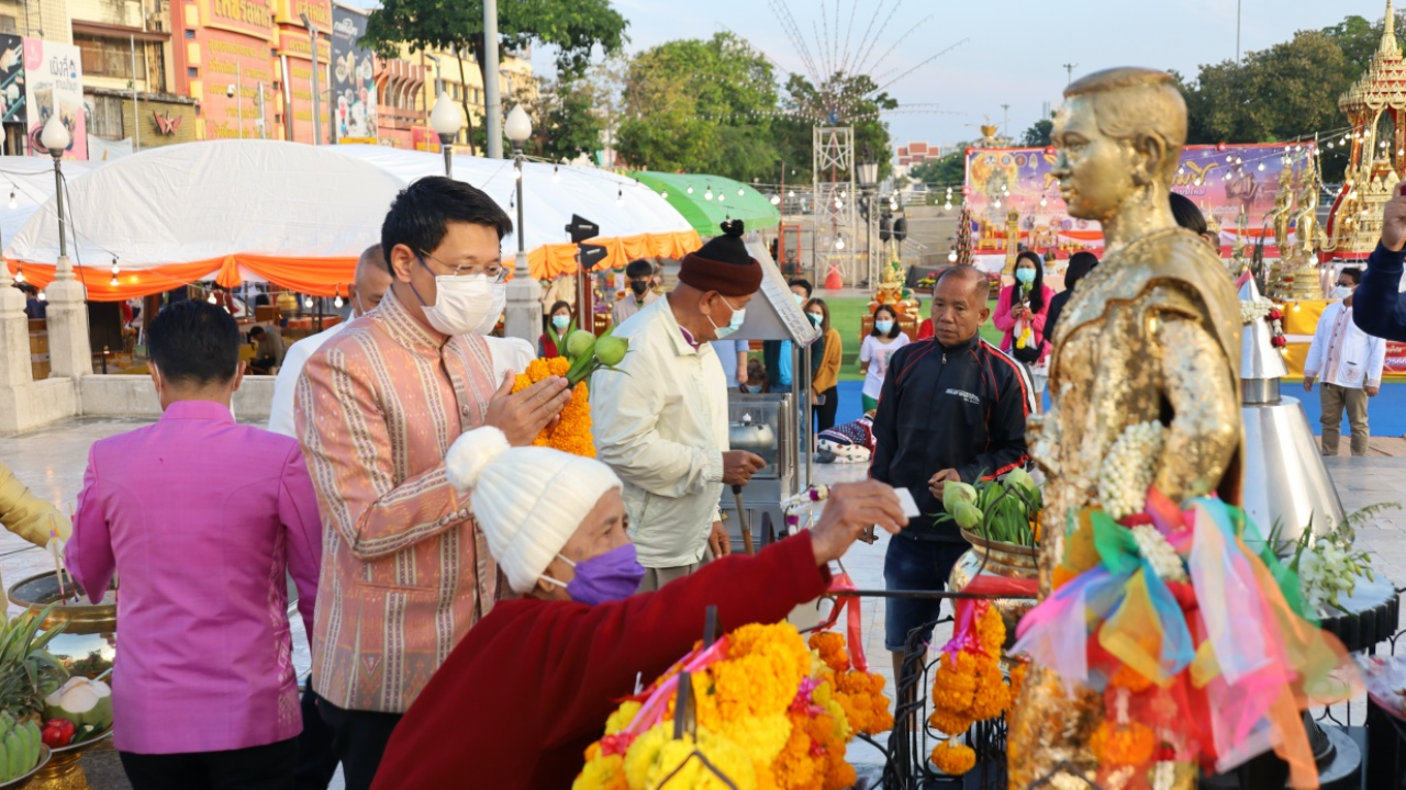 พ่อเมืองโคราชนำประชาชนตักบาตรปีใหม่ พร้อมถวายพระพรพระองค์ภา