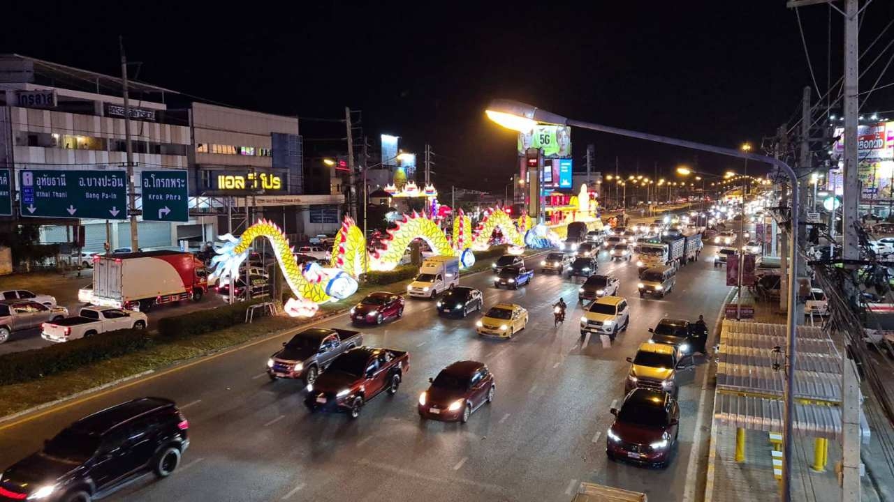 ถ.พหลโยธินผ่านนครสวรรค์รถติดแล้วหลังคนแห่ขึ้นเหนือ กลับบ้านปีใหม่ 2566