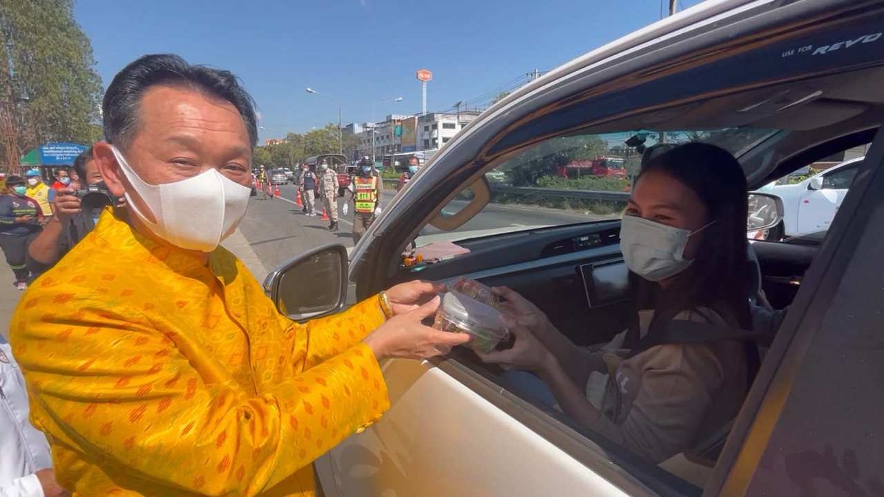 อิ่มท้องอิ่มใจ อำเภอพลจัดสารพัดเมนูหม่ำ แจกที่จุดตรวจให้คนขับรถกลับบ้าน