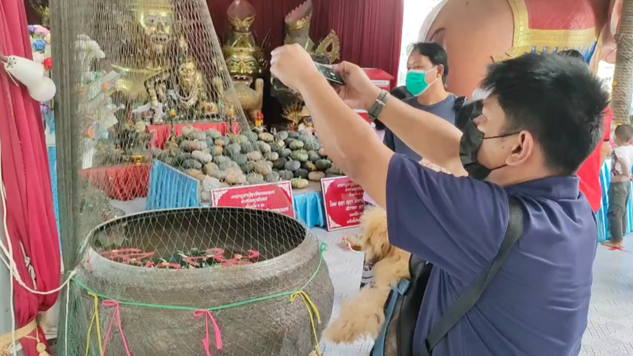 ศรัทธาหลั่งไหล ส่อง "เลขเด็ด" อ่างน้ำมนต์-เลขหางประทัด อาศรมฤๅษีเณร