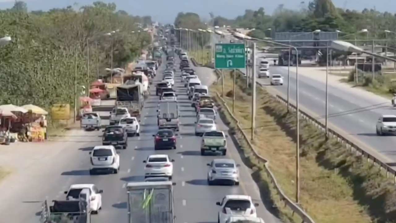 ถนนมิตรภาพรถหนาแน่น ชะลอสลับหยุดนิ่ง ช่วงกลางดงถึงสีคิ้ว คาดค่ำหนักกว่านี้