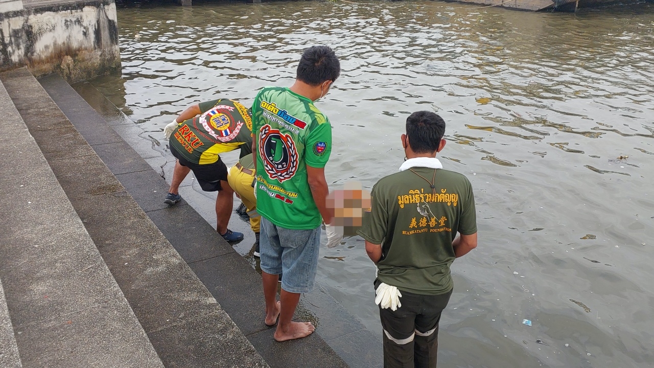 ผงะ พบศพสาวเปลือยท่อนล่างลอยติดท่าเรือ รปภ.บอกได้กลิ่นมาหลายวัน