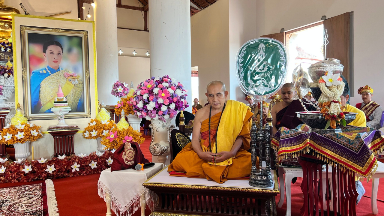 ในหลวงพระราชทานผ้าไตร "ครูบาบุญชุ่ม" รอง ผบ.ตร.อัญเชิญถวาย 