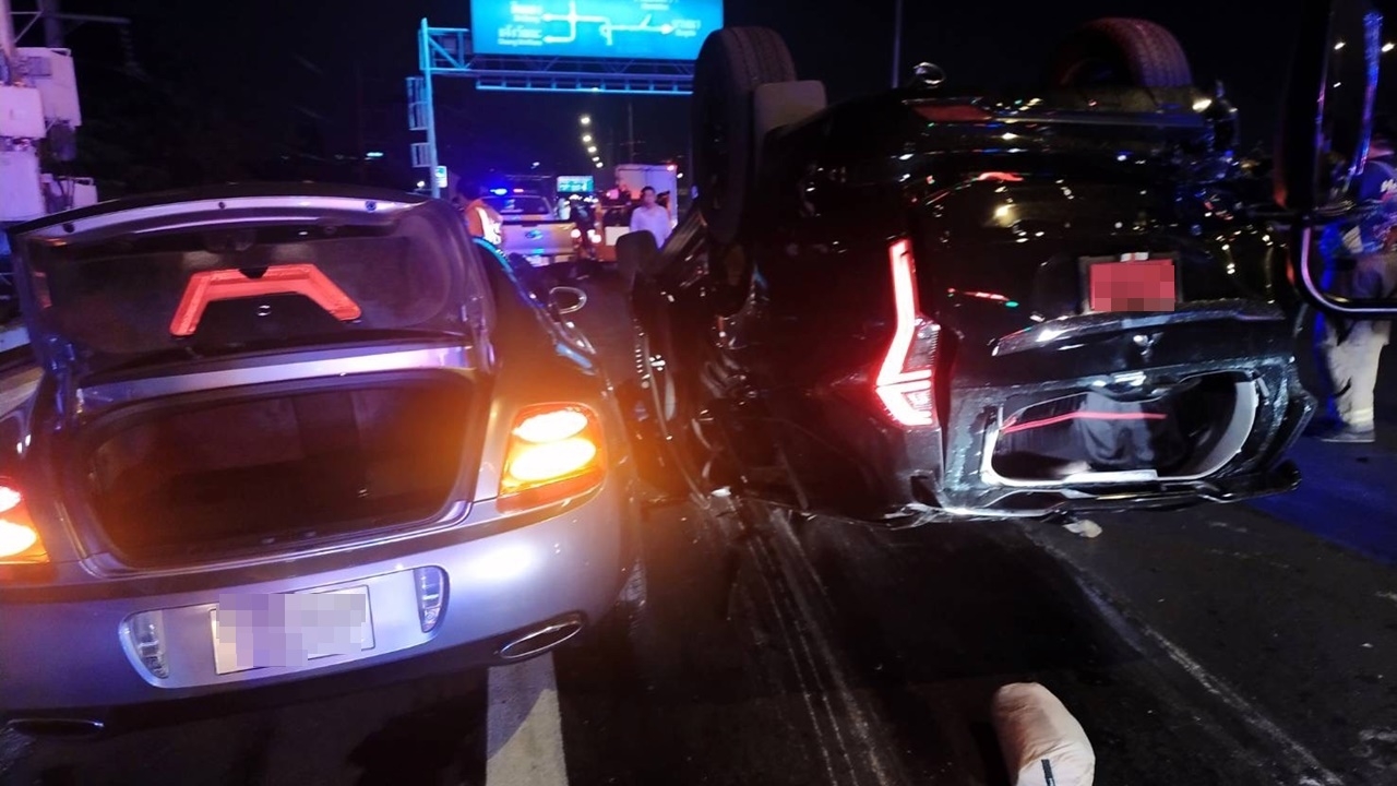 เบนท์ลีย์ซิ่งแซงซ้ายบนทางด่วน ชนปาเจโร-รถดับเพลิงพังยับ เจ็บ 4 ราย