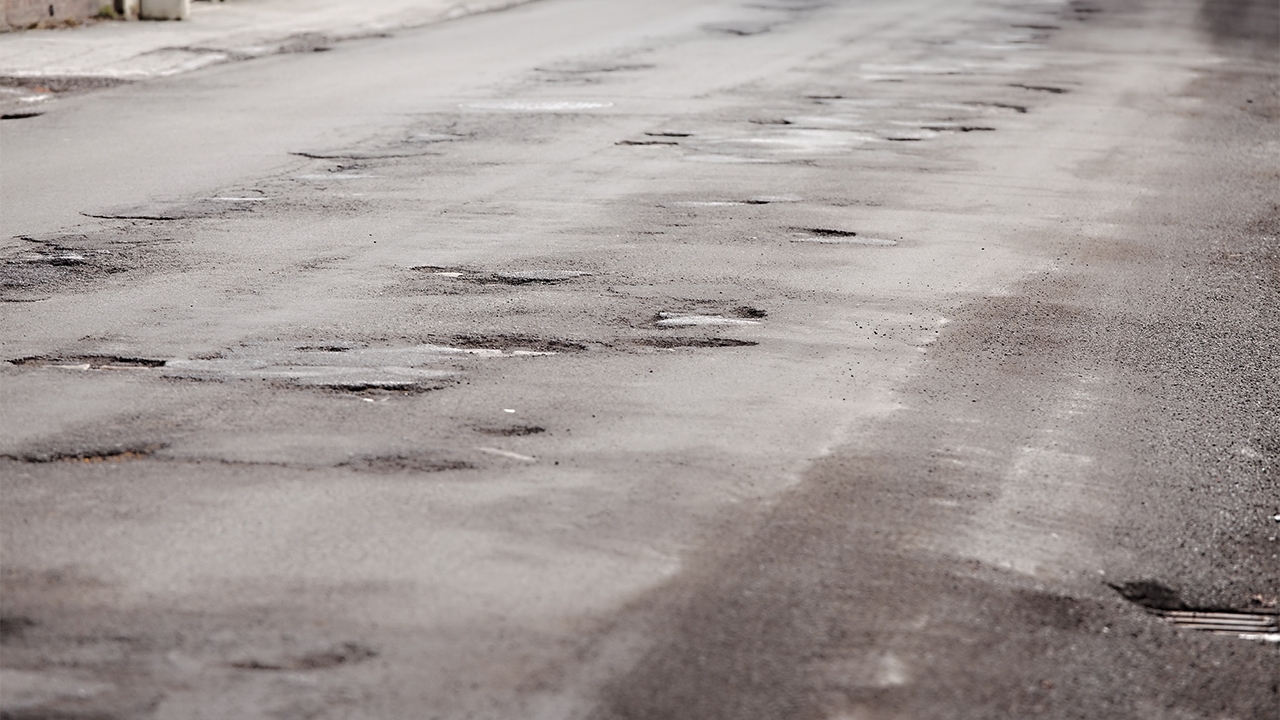 คนใช้รถใช้ถนนบ่นมา ปากซอยลาดพร้าว 6 ช่องกลางผิวถนนชำรุด ฝากเขตจตุจักรซ่อมให้ที