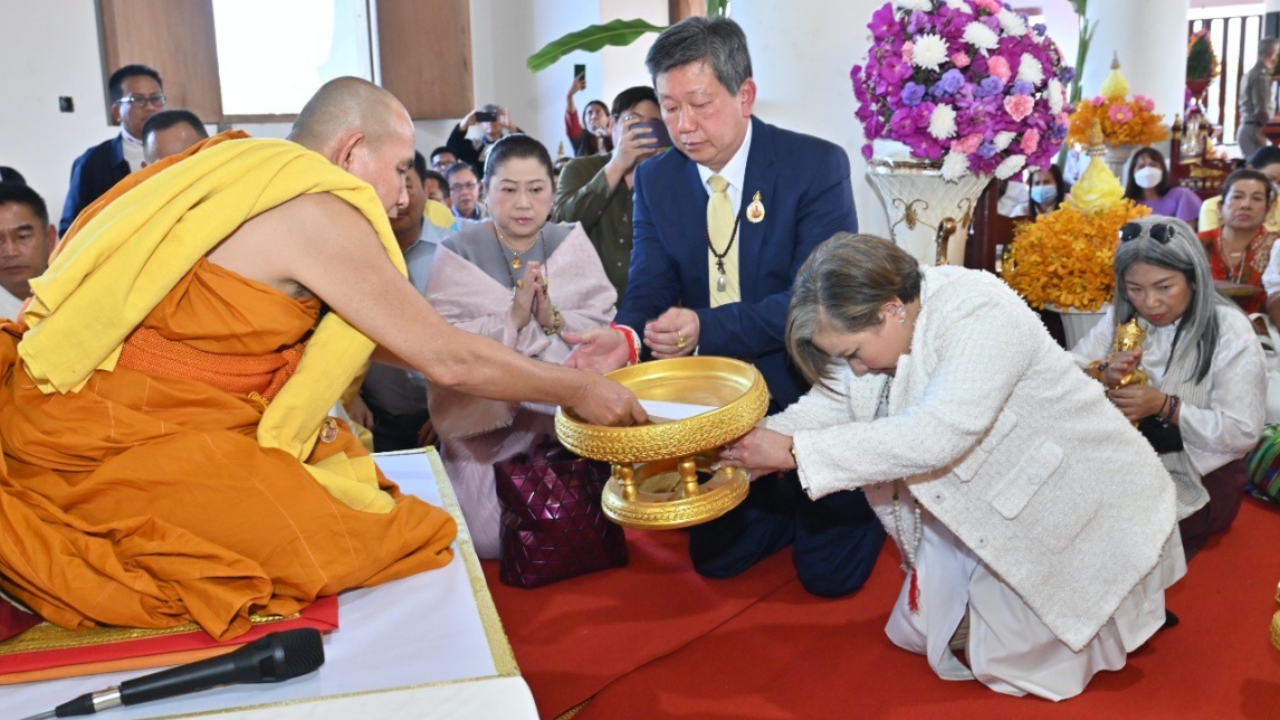 ม.ล.สราลี กิติยากร กราบนมัสการ ครูบาบุญชุ่ม ชาวพุทธนับหมื่นรอฟังธรรม