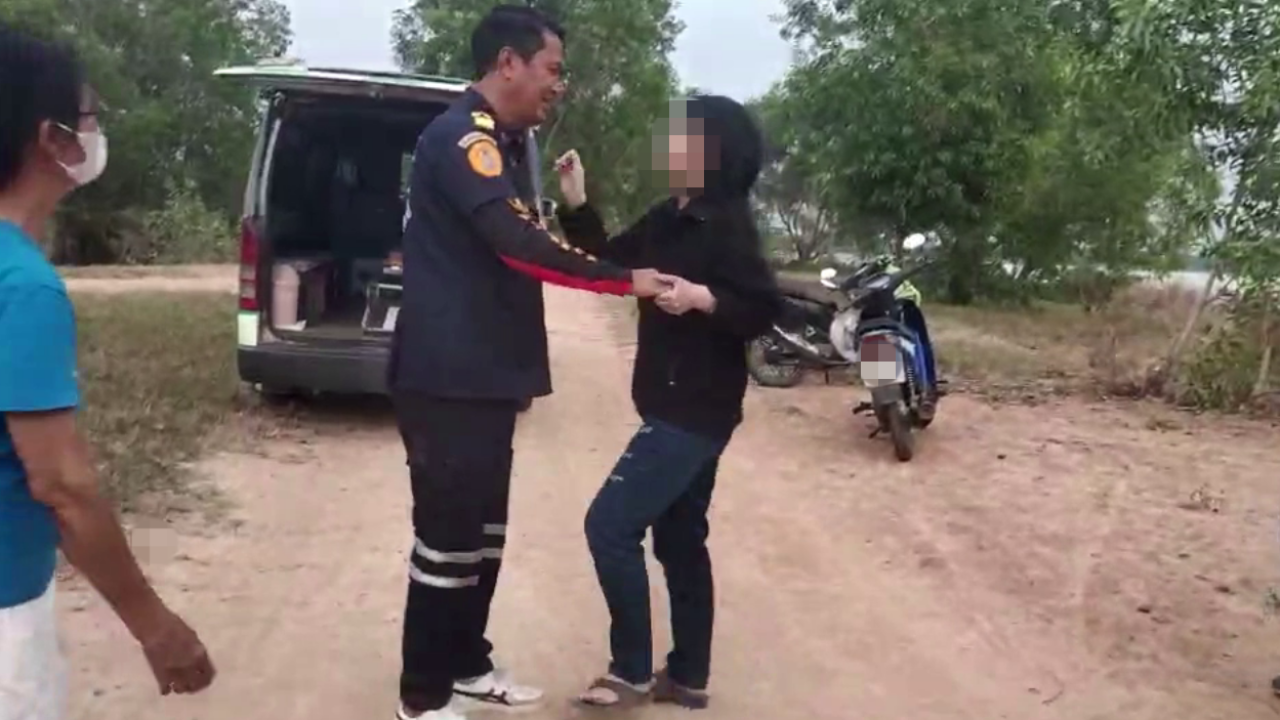 กู้ภัยเจอดี สาวคลั่งรักไล่กอด ผู้ใหญ่บ้านโดนด้วยวิ่งหนีป่าราบ