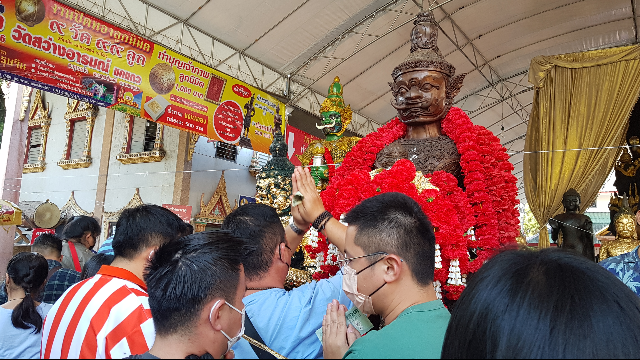 คอหวยแห่ส่อง "เลขเด็ด" พิธีบวงสรวง "ท้าวเวสสุวรรณ" เชื่อให้โชคงวดนี้