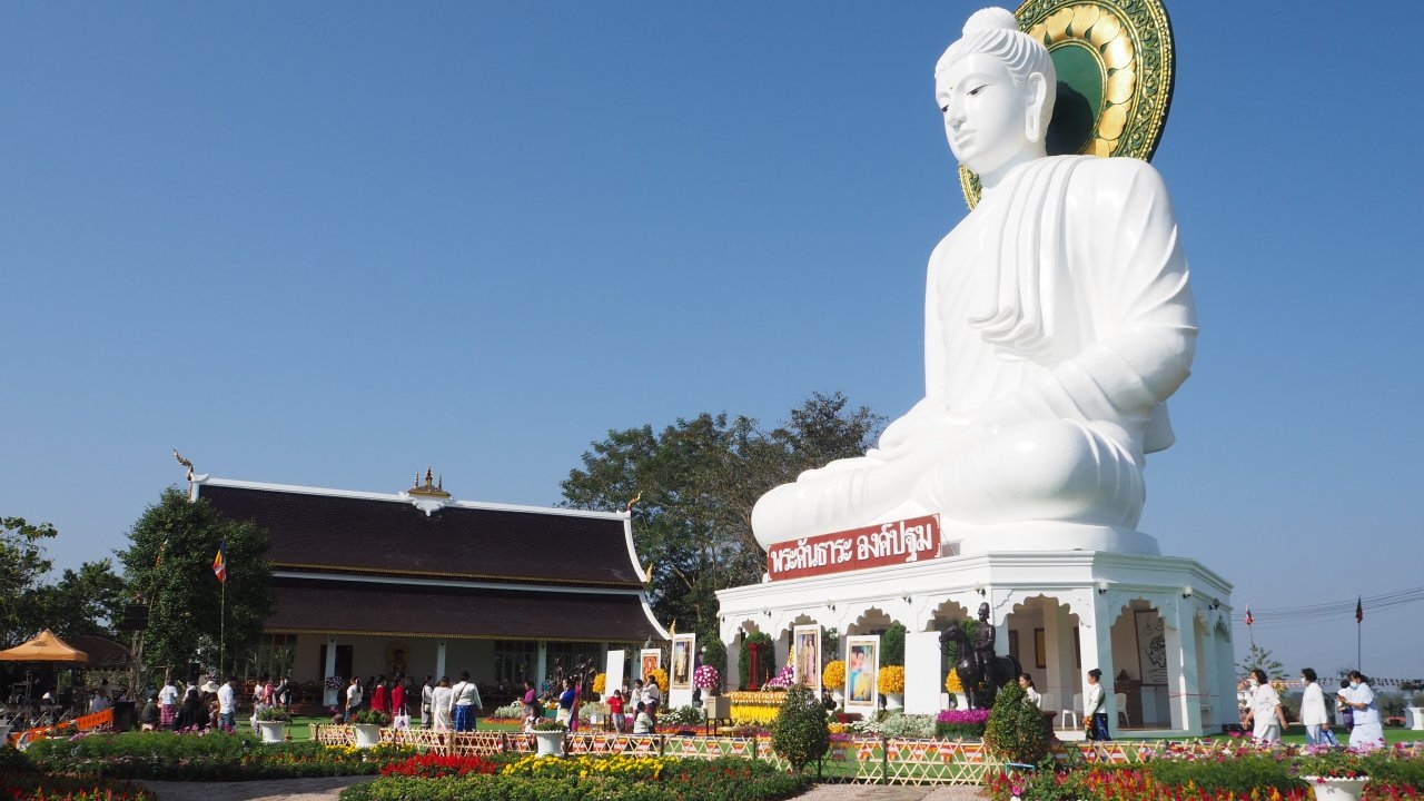 ชาวพุทธแน่นวัดพระธาตุดอยเวียงแก้ว รอกราบพระครูบาบุญชุ่ม งานสืบชะตาหลวงฯ