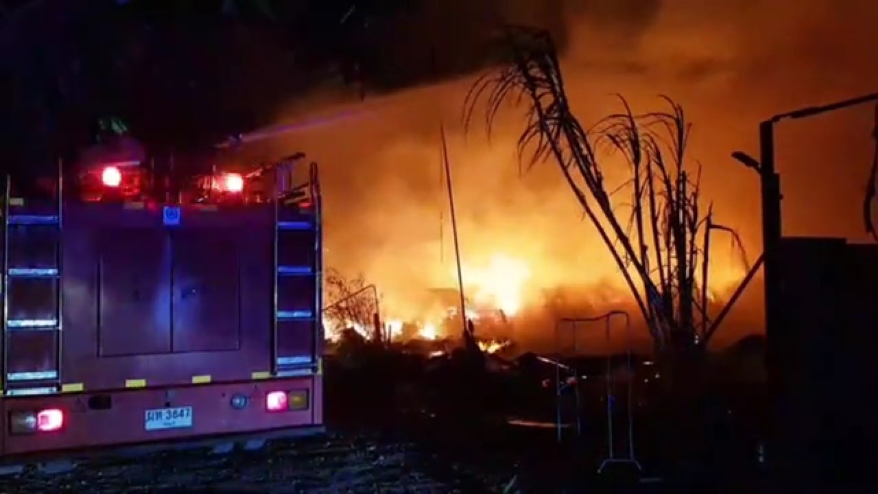 ไฟไหม้ห้องพักในร้านรับซื้อของเก่าวอด 2 หลัง เจ็บรวม 5 ราย