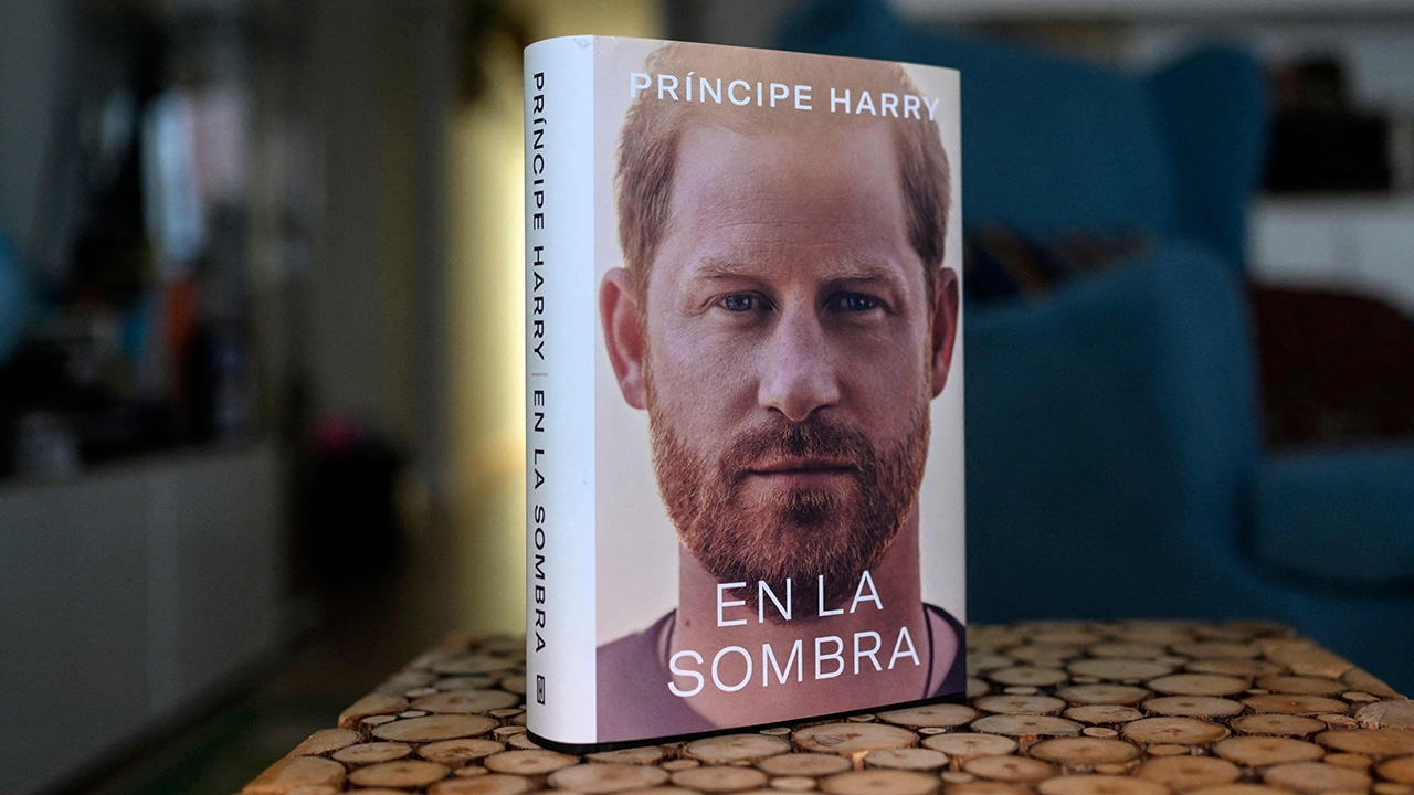 สื่ออังกฤษจวกเจ้าชายแฮร์รีทิ้งระเบิดปีราชาภิเษกคิงชาร์ลส์