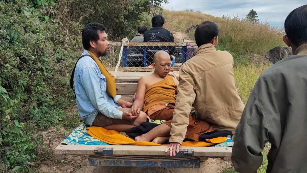 ช้างป่าภูหลวง บุกทำร้ายหลวงพ่อบาดเจ็บ ขณะกลับวัดหลังบิณฑบาตเช้าเสร็จ