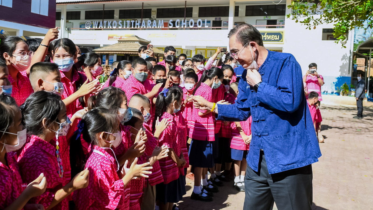นายกฯ ตรวจเยี่ยมพนังกั้นน้ำป้องท่วมที่สิงห์บุรี ทักทายส่งมินิฮาร์ทให้เด็กๆ