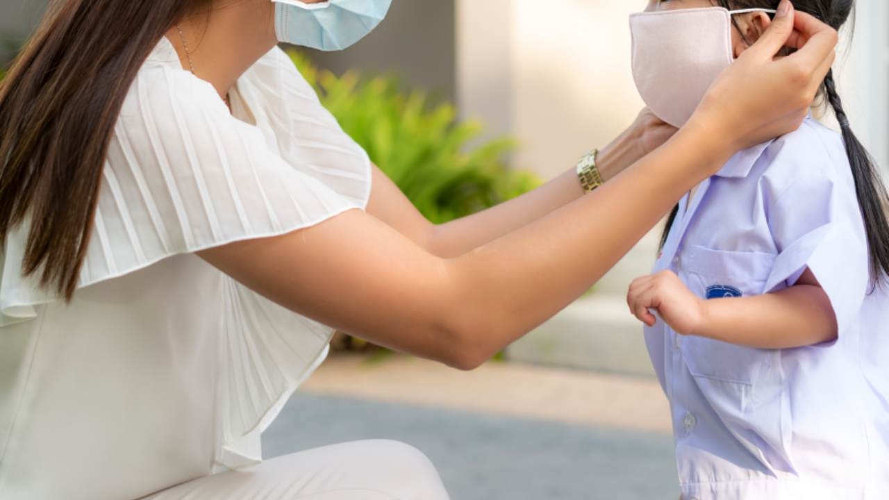 "หมอยง" เผยเหตุผล เด็กนักเรียนอนุบาล-ประถมตอนต้น ควรเลิกใส่ "หน้ากากอนามัย"