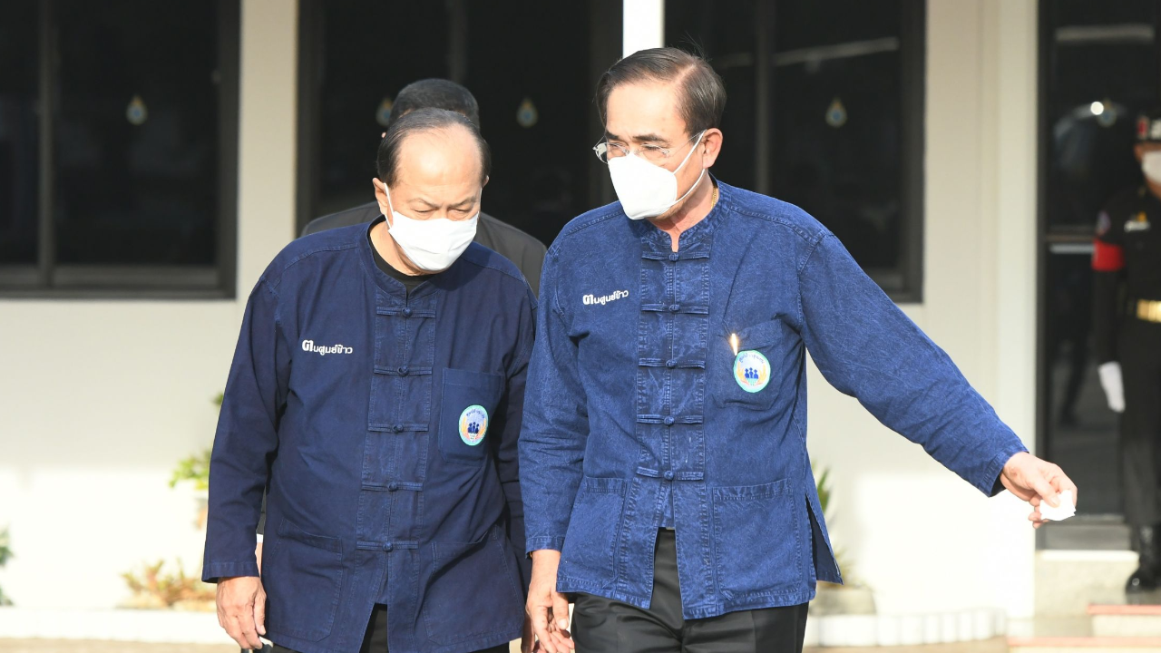 “บิ๊กตู่” สวมเสื้อม่อฮ่อมลงพื้นที่สิงห์บุรี ไหว้พระนาคปรก พร้อมปิดทองหลังพระ