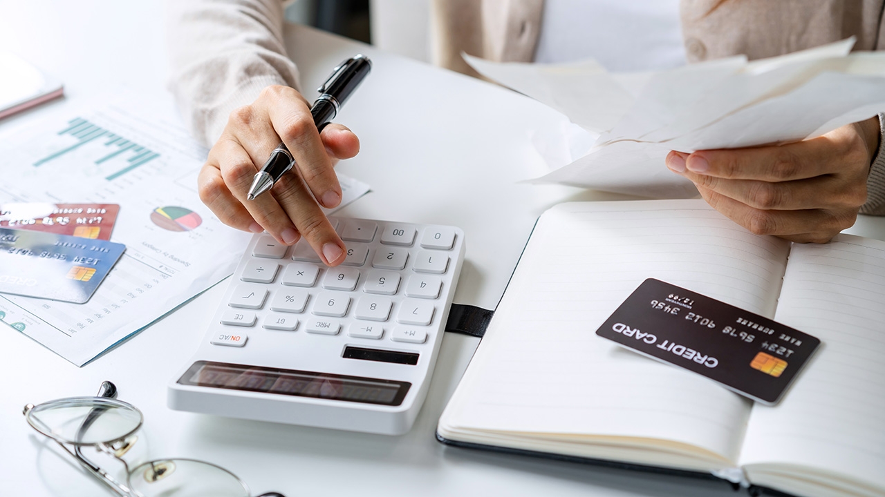 คนไทยแห่เข้า "ร่วมใจแก้หนี้" คลังเตือน "ผู้ถือบัตรคนจน" อย่าลืมใช้สิทธิ!