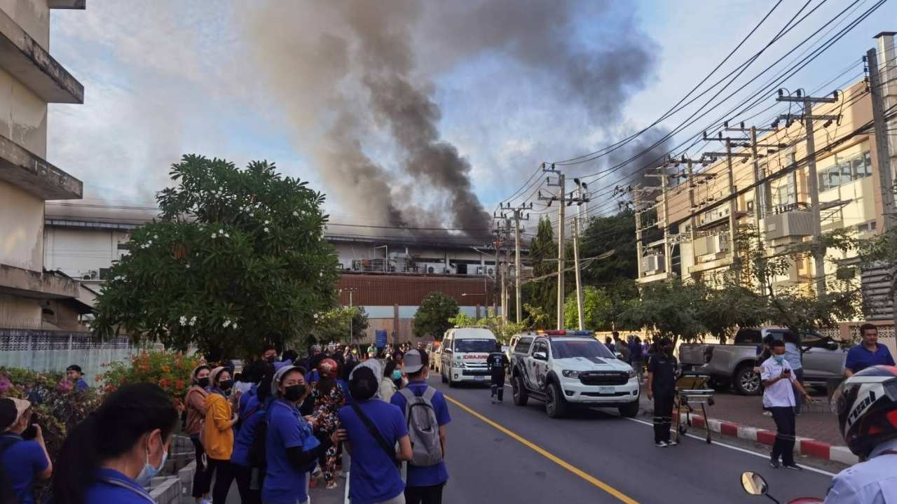 ไฟไหม้โรงงานอุปกรณ์อิเล็กทรอนิกส์ ย่านนิคมฯ บางชัน อาสาบาดเจ็บ 2 ราย