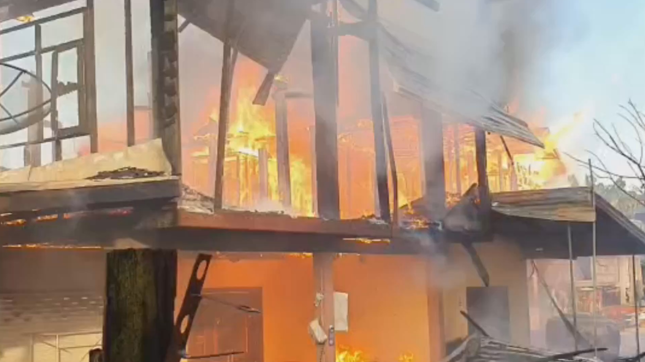 ทาสยาบ้าคลั่ง จุดไฟเผาบ้าน ลามวอด 3 หลัง เพื่อนบ้านเอาเรื่องถึงที่สุด