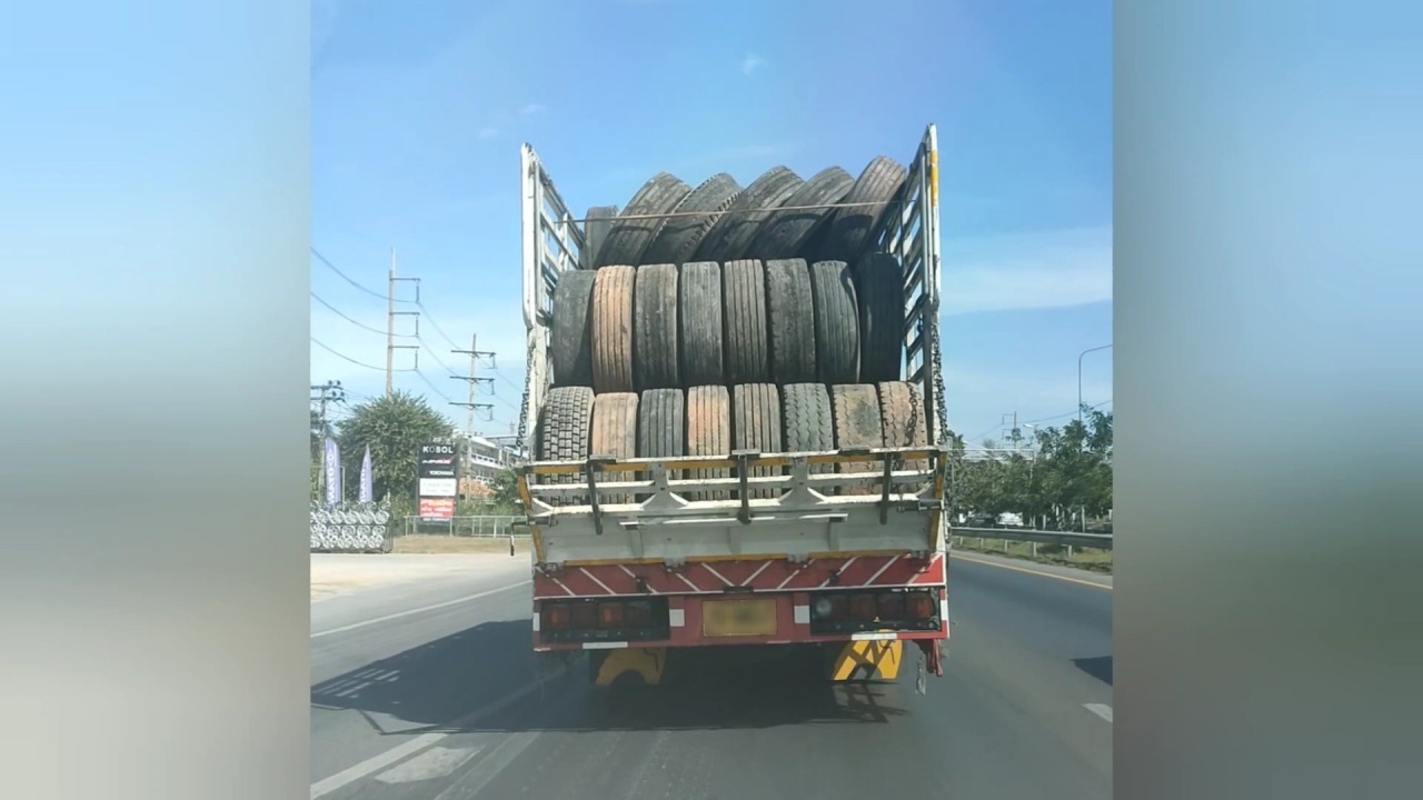 หนุ่มผวา สิบล้อบรรทุกยางเต็มคันรถ แต่ไม่มีอุปกรณ์ป้องกัน หวั่นเกิดอันตราย