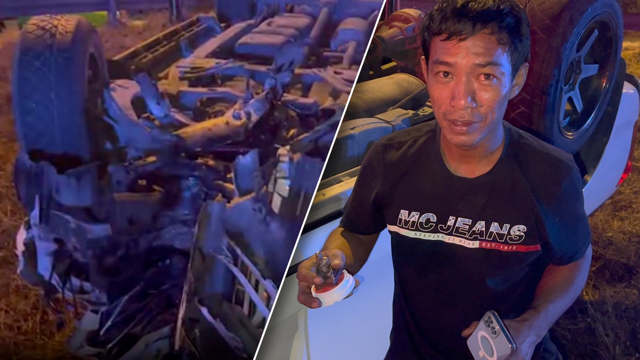 ใครเห็นก็คิดว่าตาย กระบะชนเสาไฟ-ล้อชี้ฟ้า รถพังยับ คนขับนั่งชิลข้างถนน