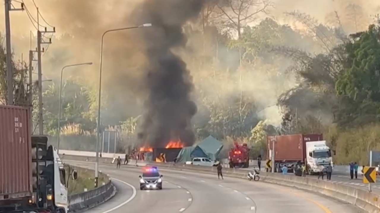 รถบรรทุกขับลงเขาโทน ชน 4 คัน รถไฟลุกคลอกคนขับเจ็บอื้อ ทำรถติดยาวหลาย ก.ม.