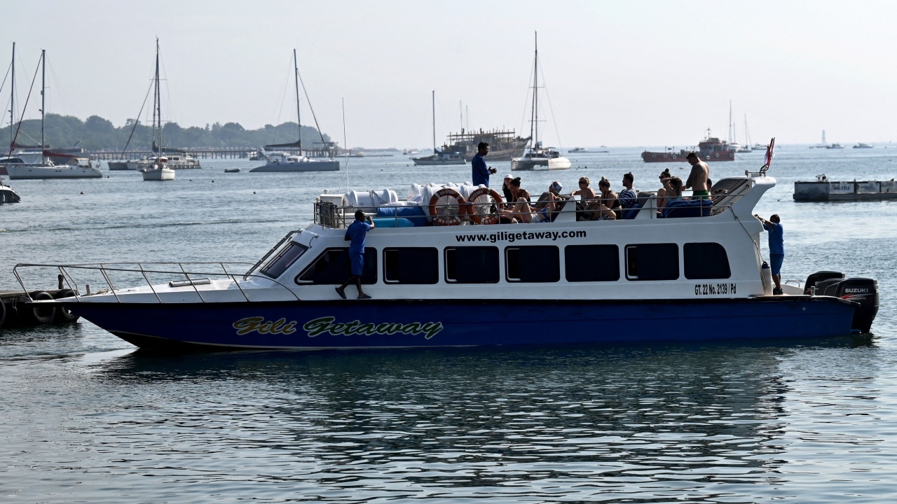 ระทึก เรือสปีดโบ๊ตนทท.อินโดฯ ล่ม หลังเจอคลื่นลมแรง (คลิป)