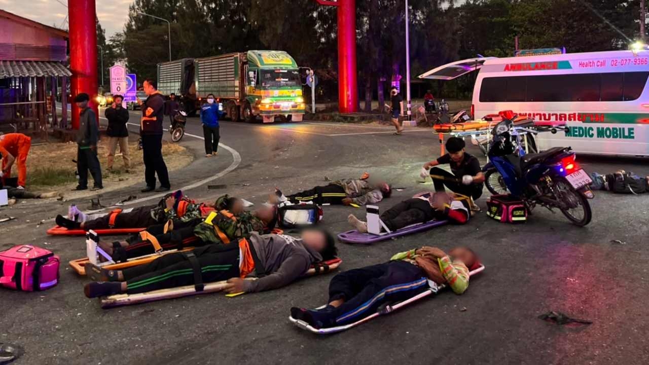 ส่งท้าย 7 วันอันตราย สาวขับปิกอัพชนยับ คนงานตาย 1 บาดเจ็บ 14 