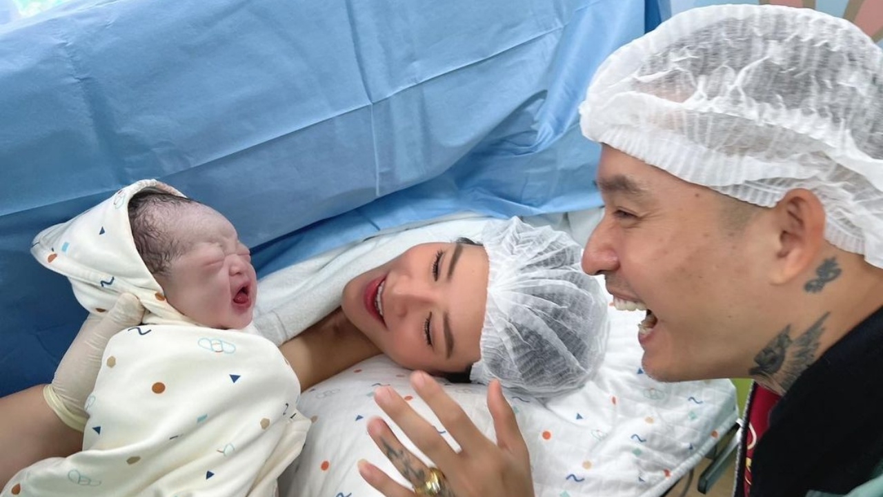 เดย์ ไทยเทเนี่ยม ปลื้ม น้ำหวาน เขมจิรา คลอดลูกสาวคนแรก เพื่อนแห่ยินดี