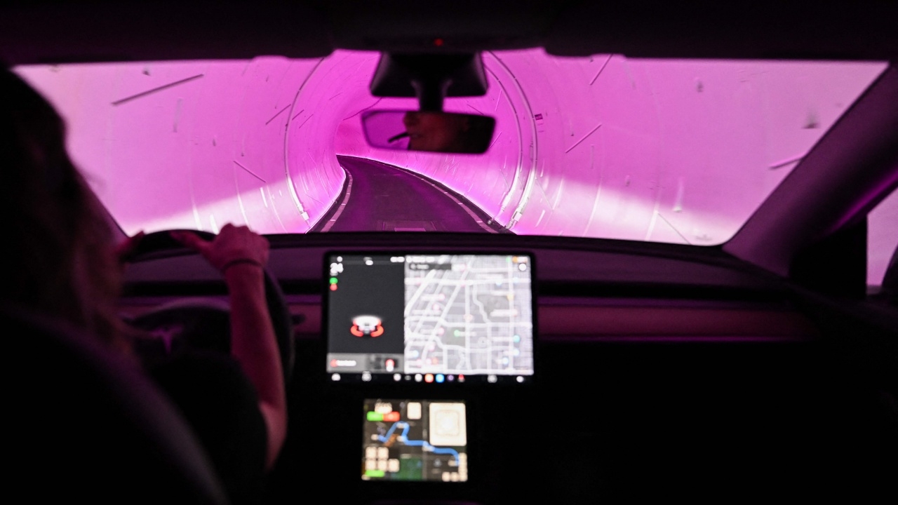 ช็อก รถไร้คนขับเทสลาหยุดกะทันหันกลางอุโมงค์ ทำรถชนท้าย 8 คัน (คลิป)