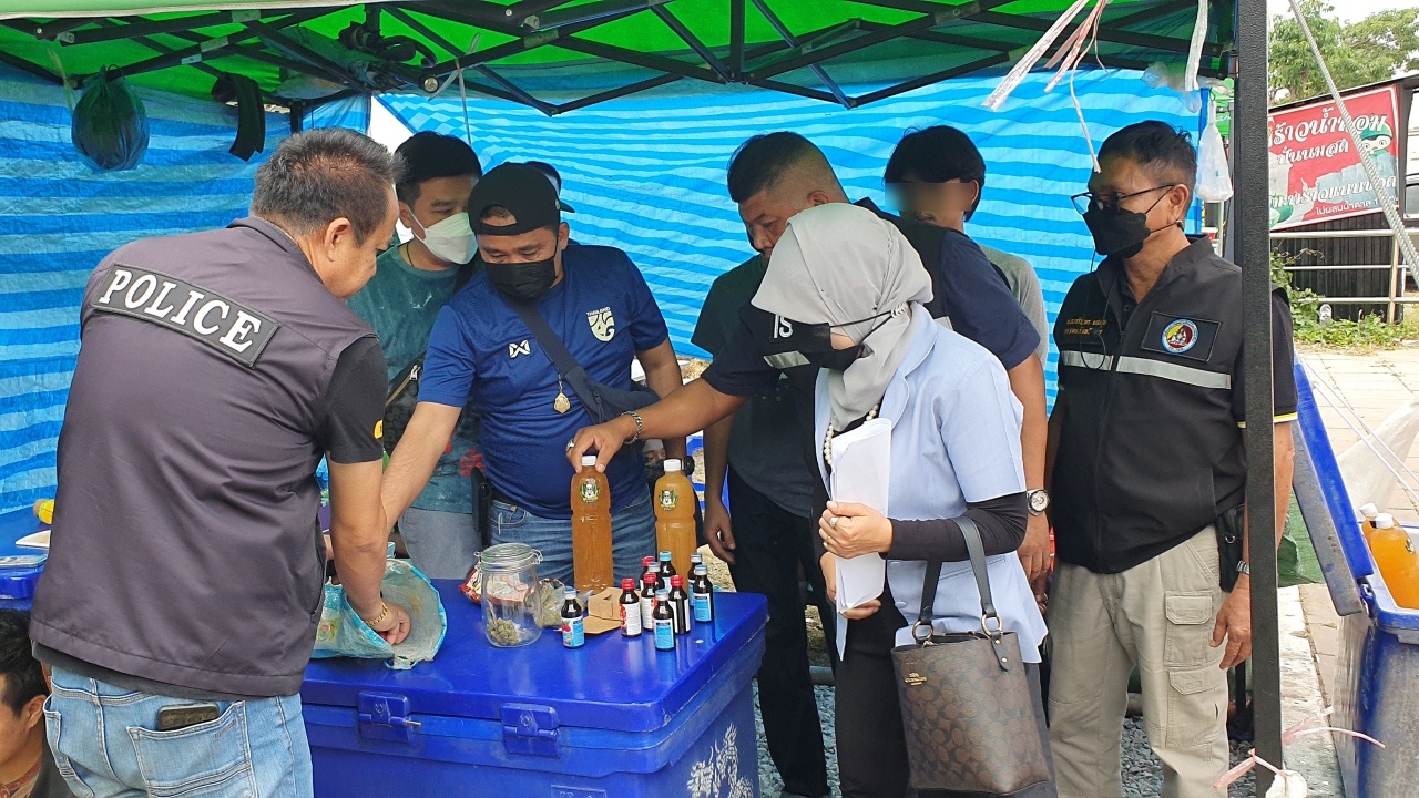 3 หน่วยงานผนึกกำลังจับพ่อค้า-แม่ค้าน้ำกระท่อม 3 ราย วางขายเกลื่อนริมถนน