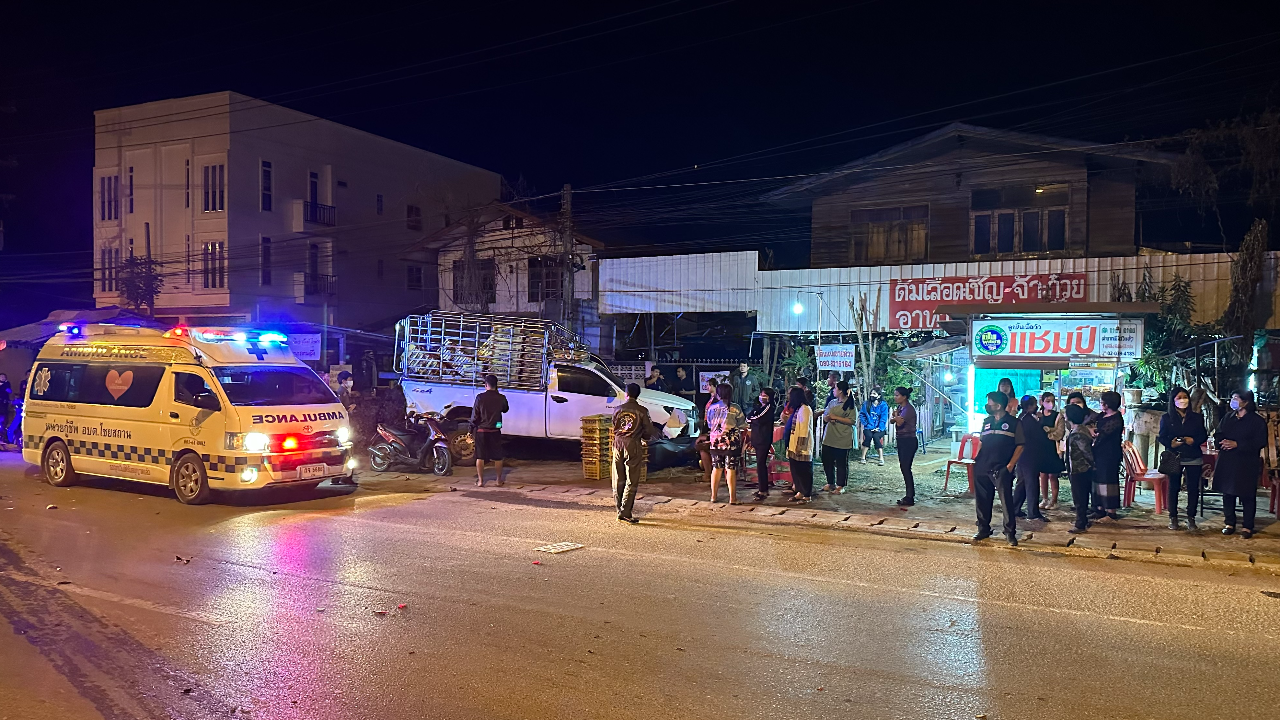 ฟอร์จูนเนอร์แหกโค้ง ชนกระบะ-จยย. เจ้าของรถนั่งกินก๋วยเตี๋ยวรอดหวุดหวิด