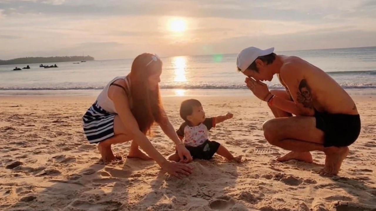 ก้อย โพสต์ภาพน่ารัก ตูน ยกมือไหว้น้องทะเล สาธิตวิธีถ้าอยากให้ลูกเคารพเรา 