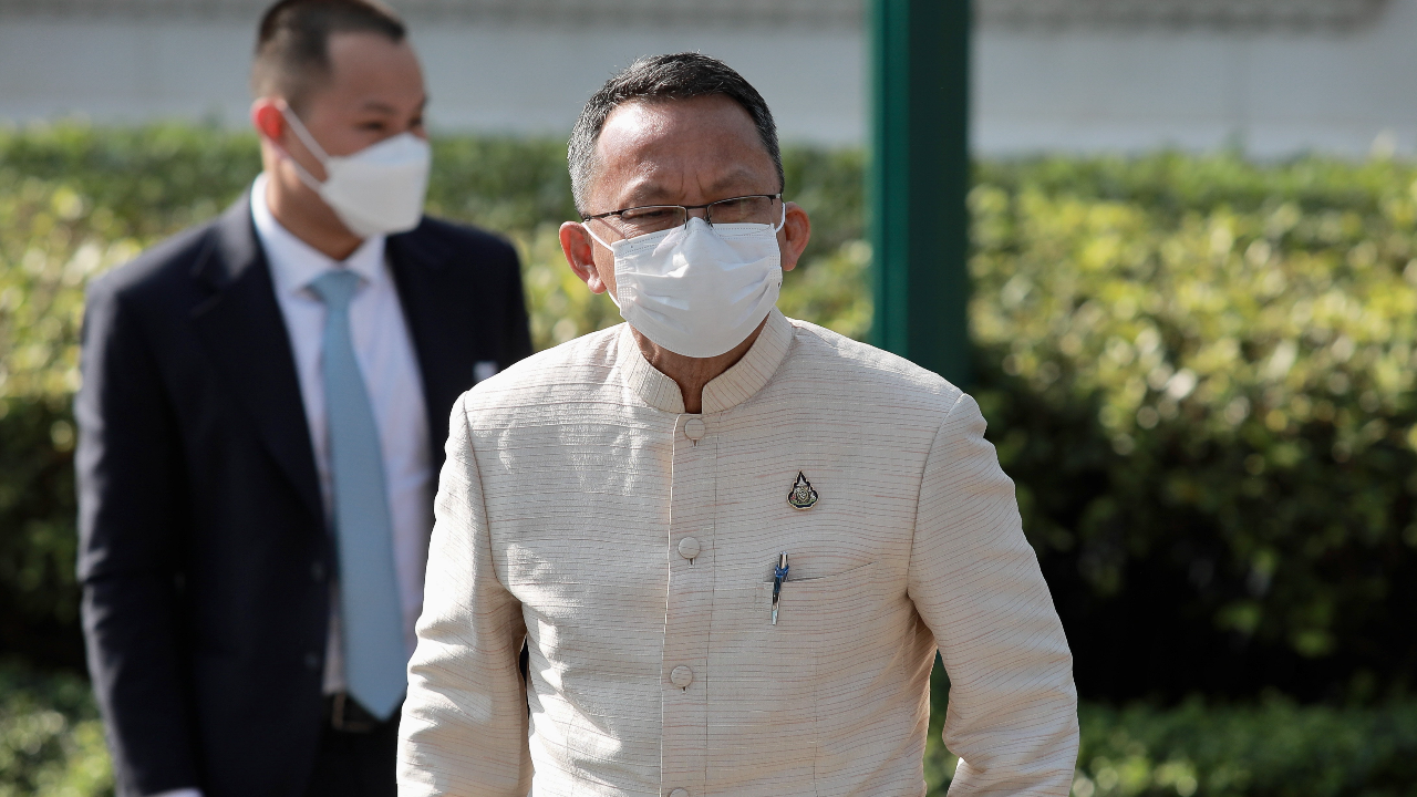 “สมศักดิ์” พยักหน้ารับยังอยู่กับ พปชร. ยิ้มแทนคำตอบ รทสช.เปิดตัว “ลุงตู่”